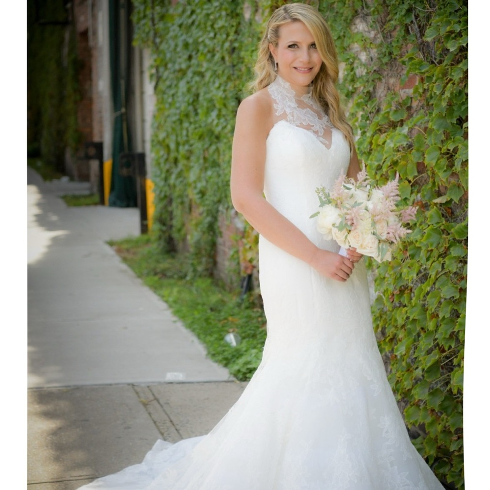 Vera Wang White Lace Wedding Dress